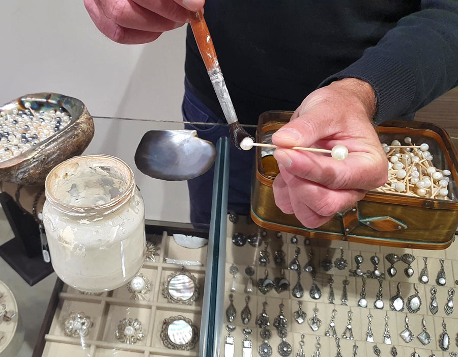 Old bazaar jewelry workshop
